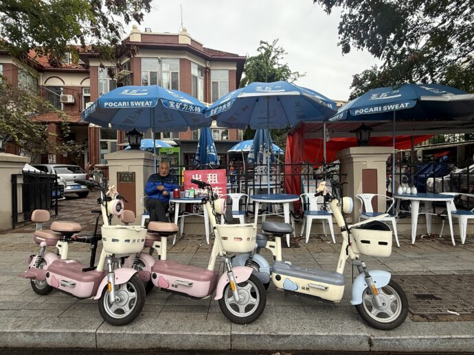 電動バイクのある道