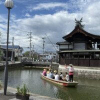 水路を進むどんこ船