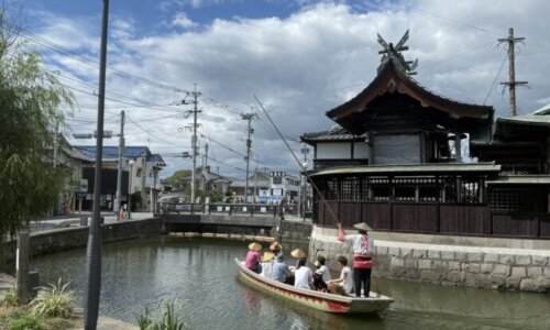 水路を進むどんこ船