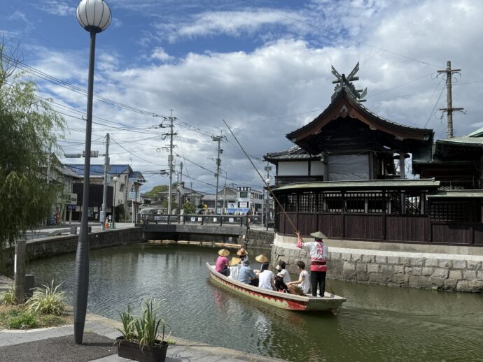 水路を進むどんこ船