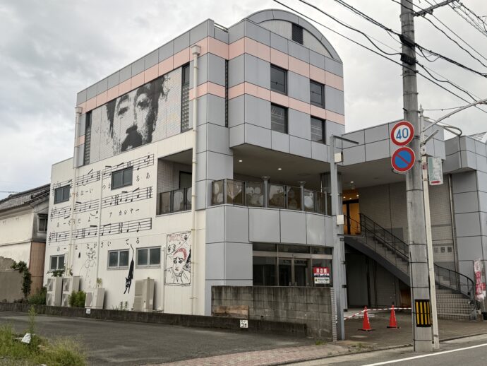 壁に五線譜が描かれた建物