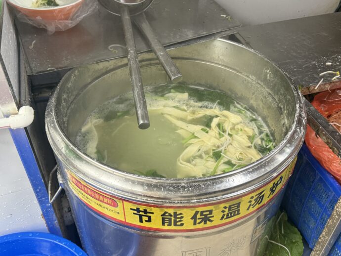 大鍋で麺が茹でられる