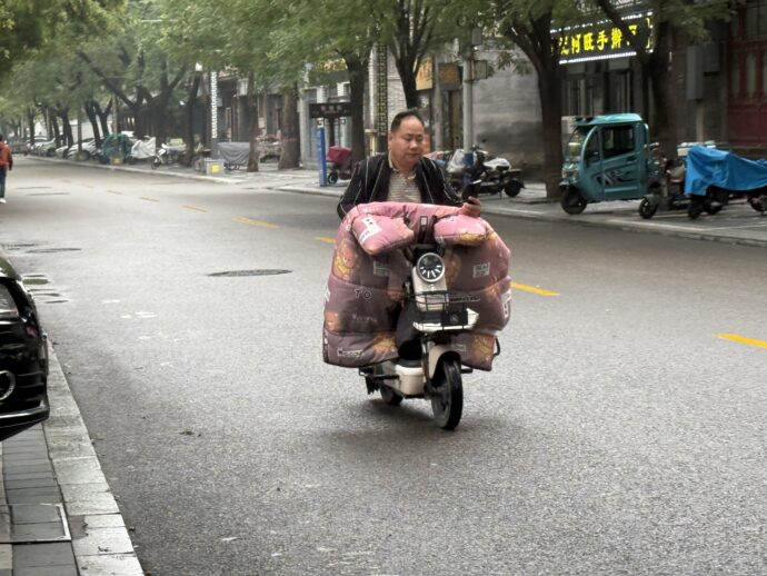 電動バイクで走る女性