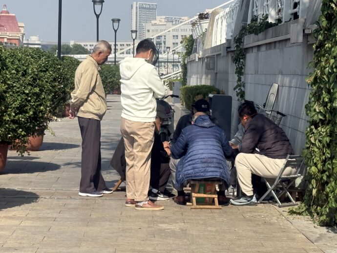 ゲームをする男性たち