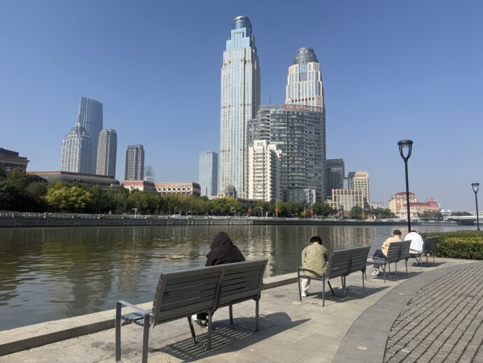 ベンチでくつろぐ人