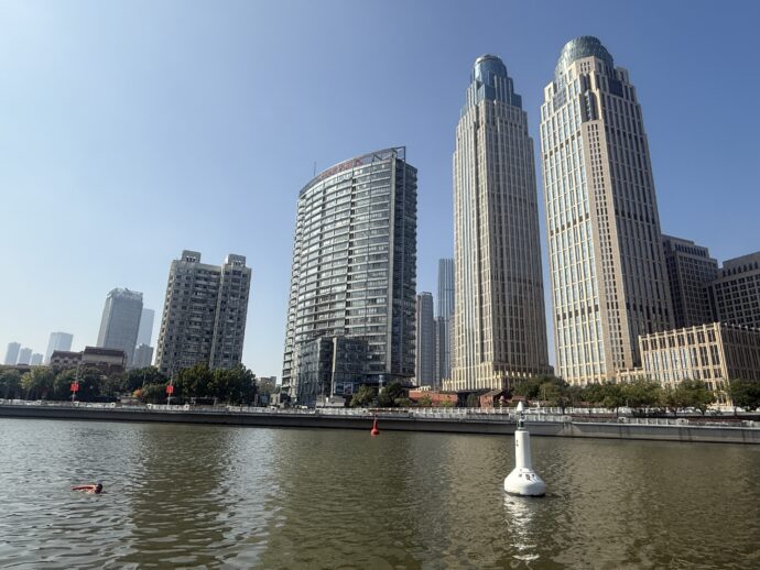海河沿いの高層ビル群