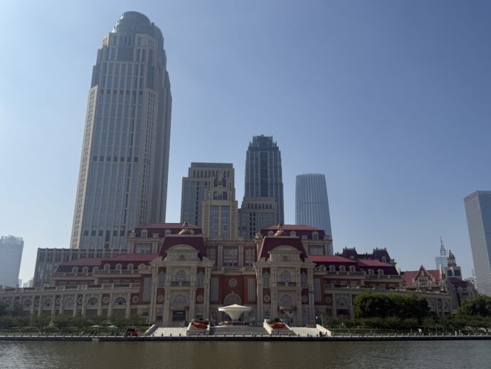 海河沿いの高層ビル群