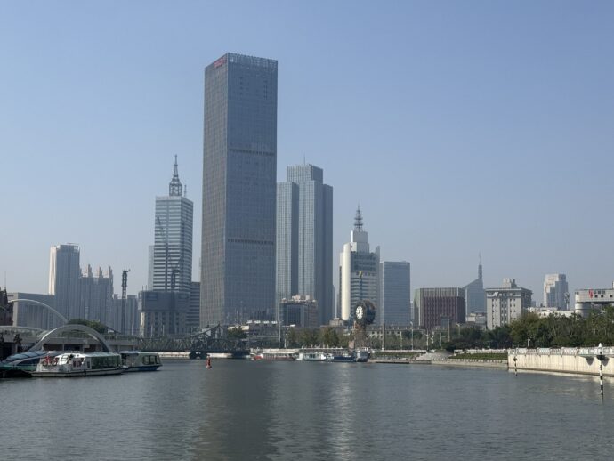 海河沿いの高層ビル群