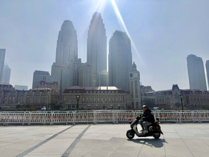 電動バイクが通過