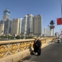 大光明橋を歩く夫婦