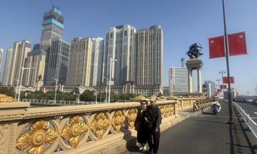 大光明橋を歩く夫婦