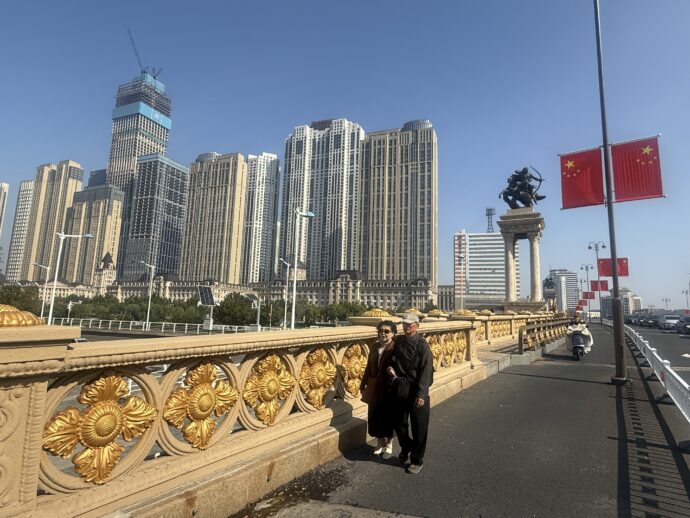 大光明橋を歩く夫婦