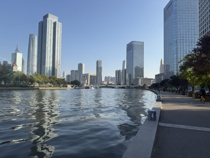 海河遊歩道から見える高層ビル群