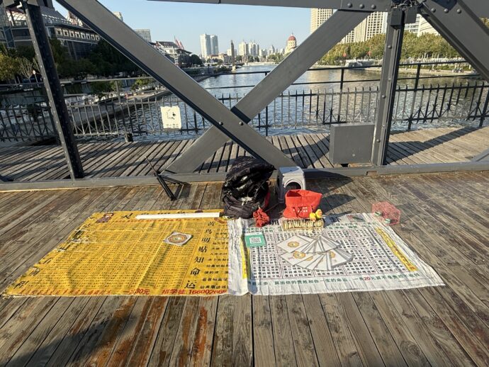 金湯橋上で出店中