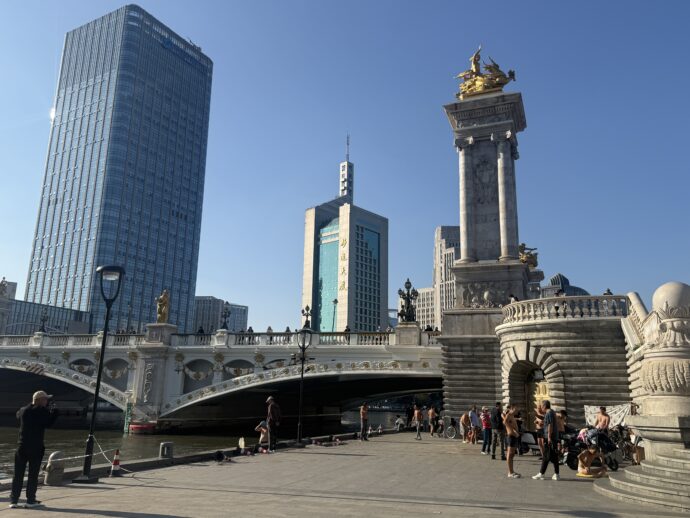 海河遊歩道から見える高層ビル群とはし