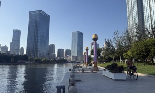 海河遊歩道から見える高層ビル群