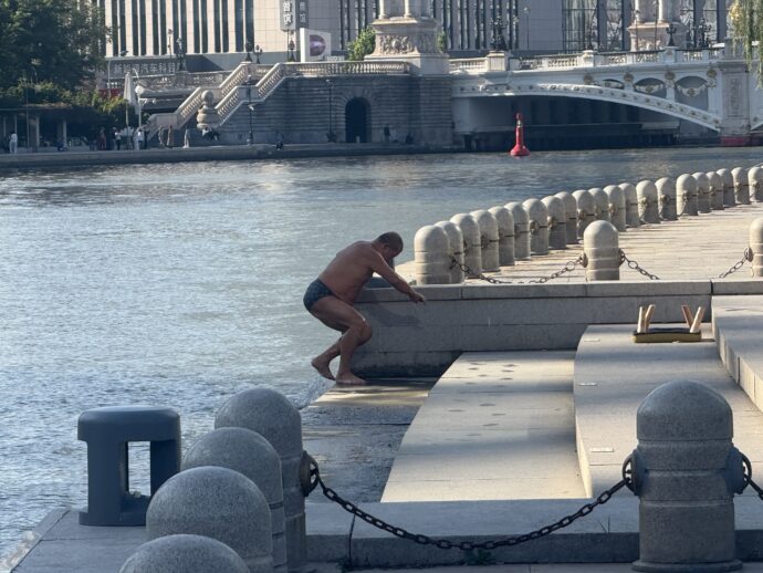 海から上がってきた男性