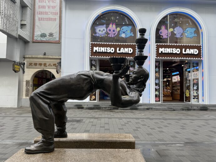 曲芸をする銅像