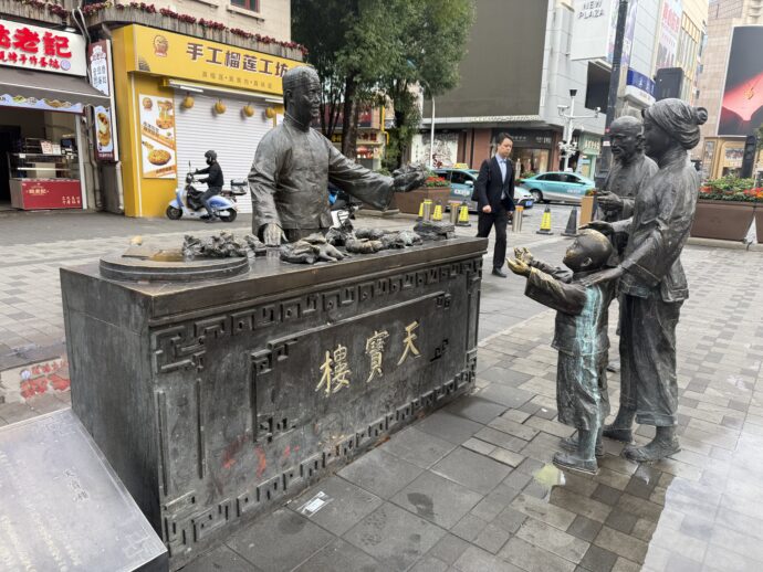 鶏肉を売る人の銅像