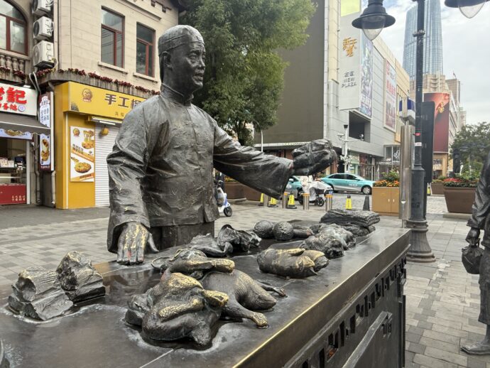 鶏肉を売る人の銅像