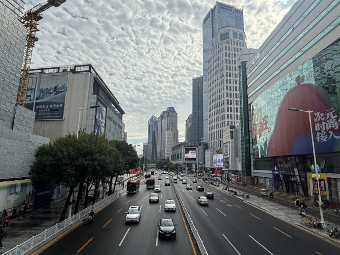 南京路を通る車