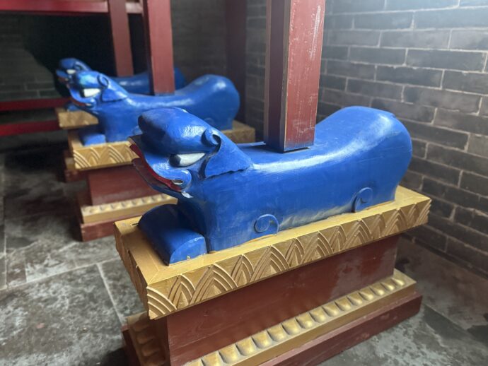 木彫りの青い犬