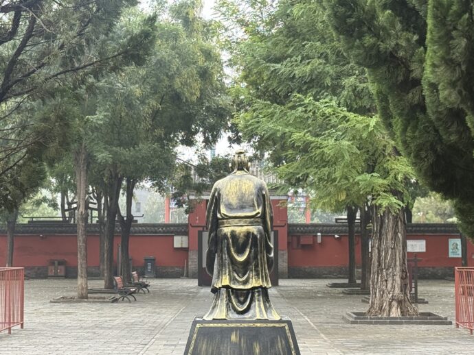 後ろから見た孔子像