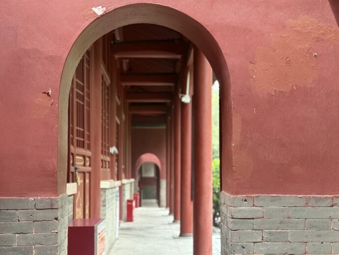 臨済寺の赤い通路