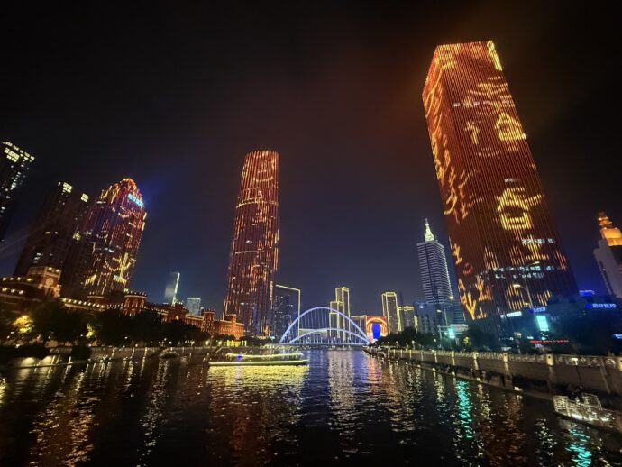 解放橋からみえるビル群のライトアップショー