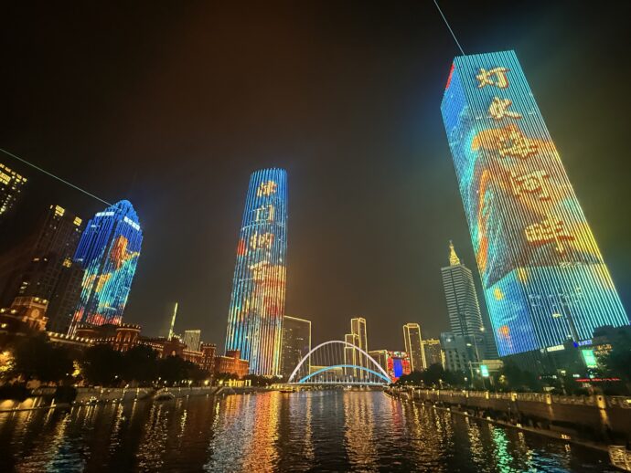 解放橋からみえるビル群のライトアップショー