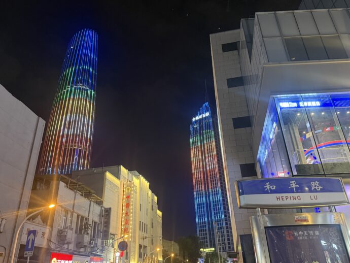 ビルの谷間から見える解放橋夜景