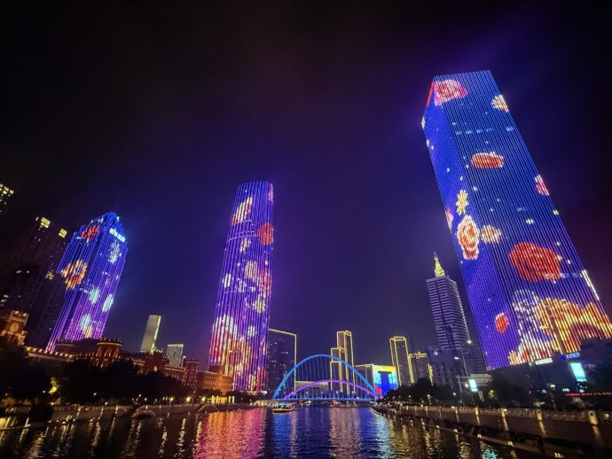 解放橋からみえるビル群のライトアップショー