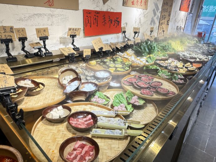 具材が並べられたカウンター