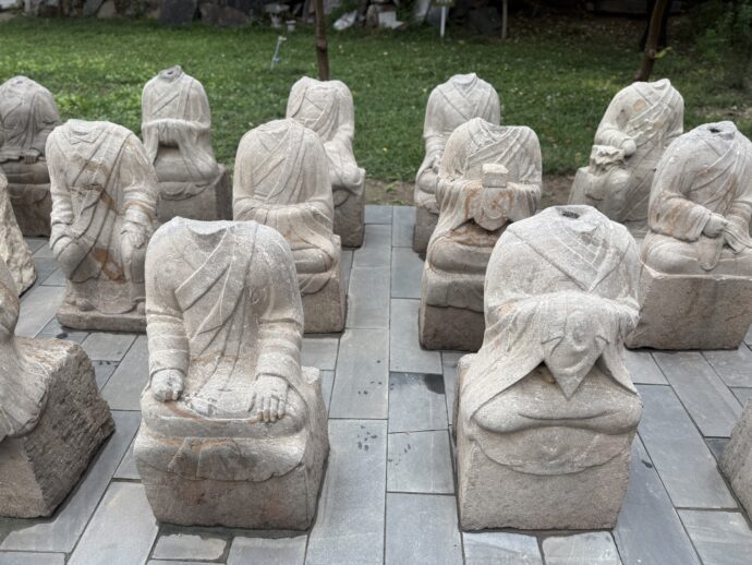 頭部のない北朝石造像