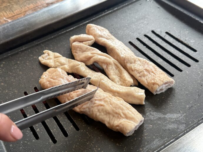 豚マクチャンを鉄板で焼く