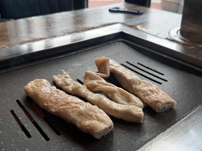 豚マクチャンを鉄板で焼く