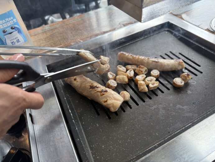 豚マクチャンを鉄板で焼く