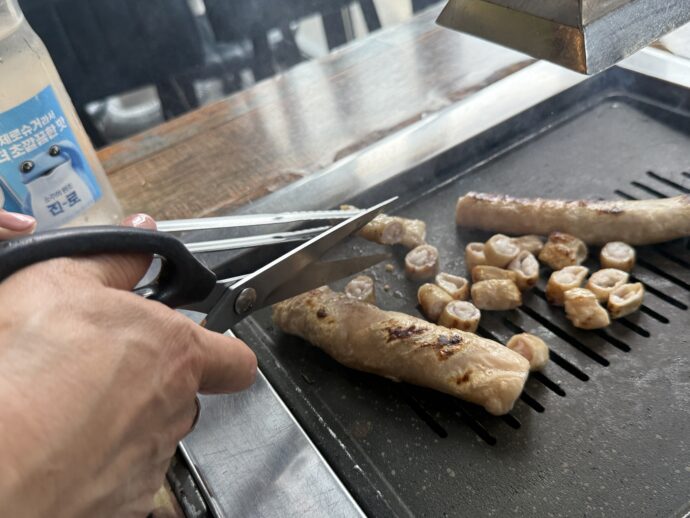 豚マクチャンを鉄板で焼く