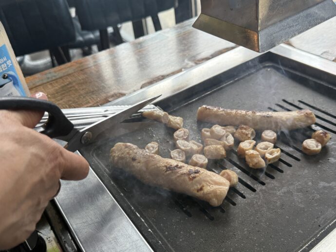 豚マクチャンを鉄板で焼く