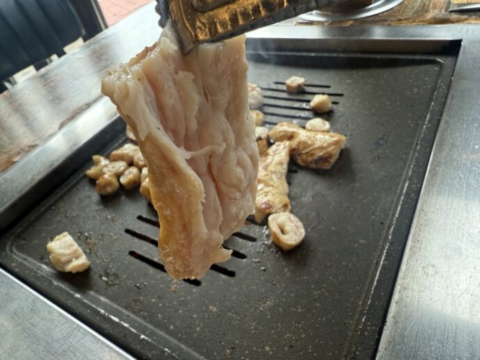 豚マクチャンを鉄板で焼く