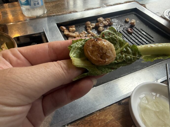 豚マクチャンをえごまに巻いて食べる