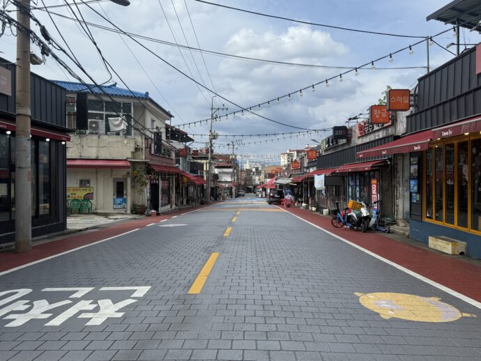 閑散としたアンジラン・ホルモン横丁