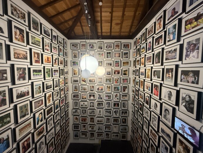 写真が貼られた階段まわりの壁