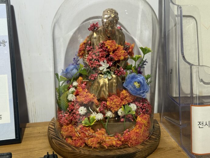 花に囲まれた女性の像