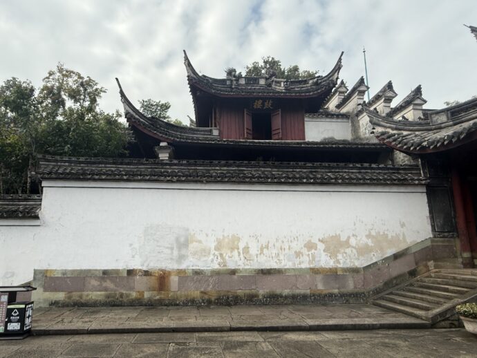 壁の向こうの鼓楼