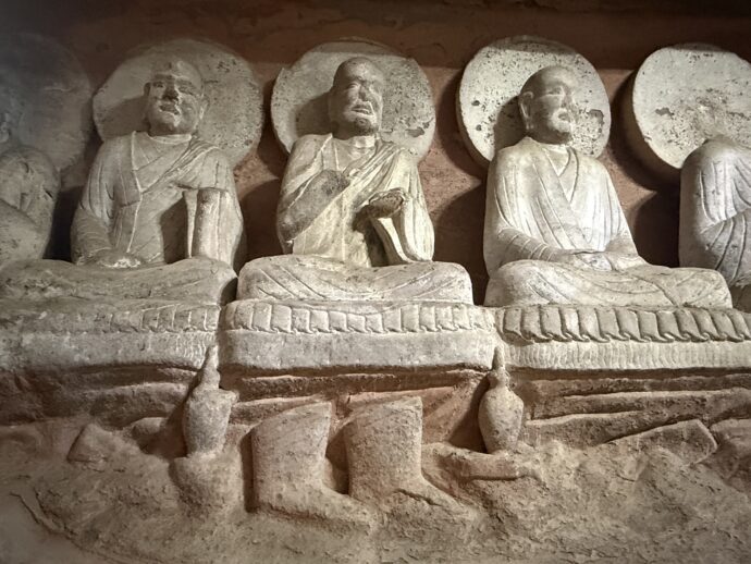 靴が置かれた仏像