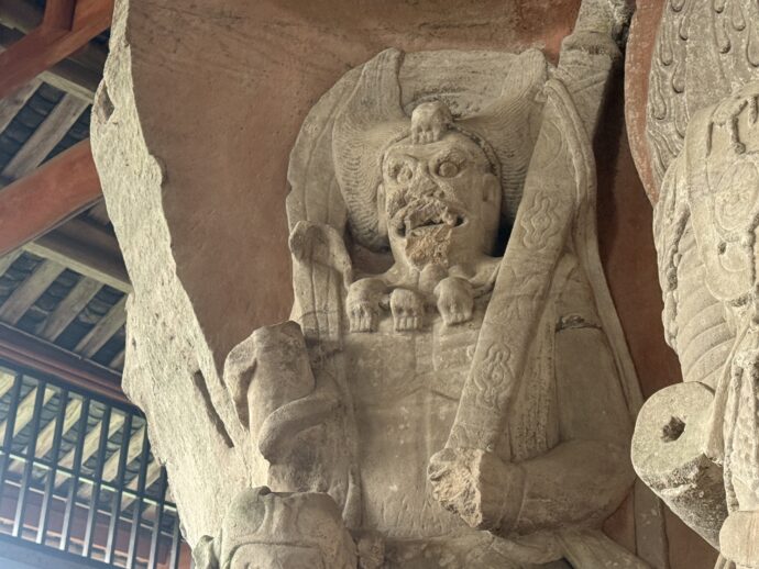 ドクロを首に巻いた何か