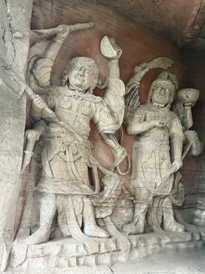 摩利支天像の周りの武士像