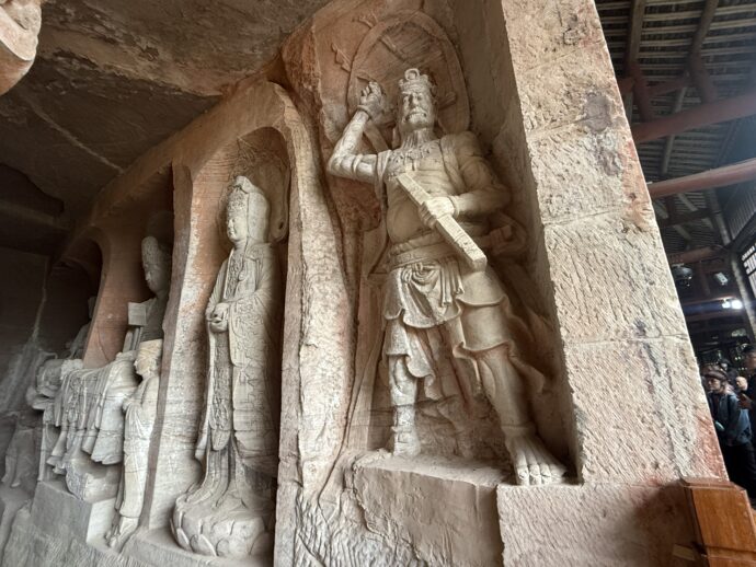 転輪蔵の柱のまわりの彫像