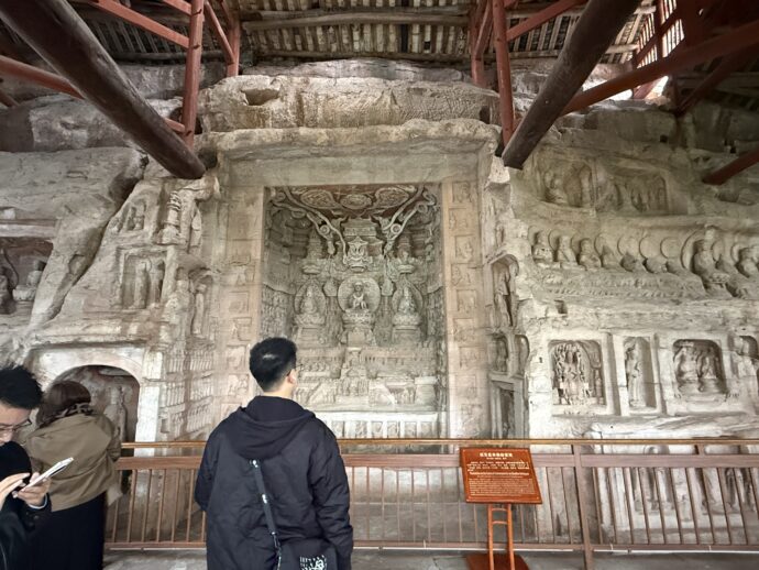 観無量寿経変相龕を見る男性